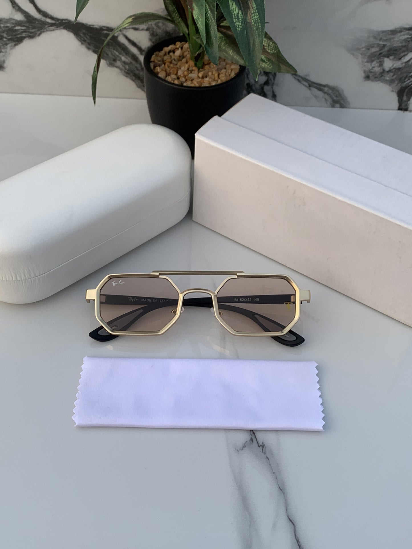 Luxurious DiamondView Sunglass