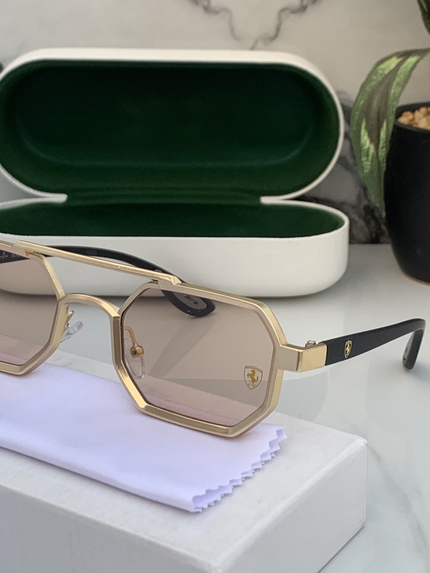 Luxurious DiamondView Sunglass